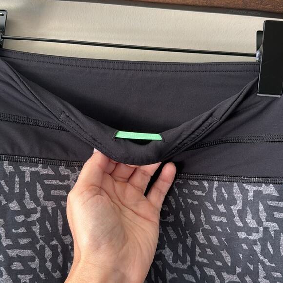 LULULEMON RUN INSPIRE CROP LUXTREME HEATHERED NET POP BLACK LEGGINGS SIZE 4 - Picture 5 of 7